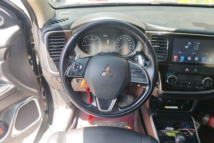 Used Mitsubishi Outlander 2018 2.4L 4x4 Elite Edition 5 Seats Steering Wheel