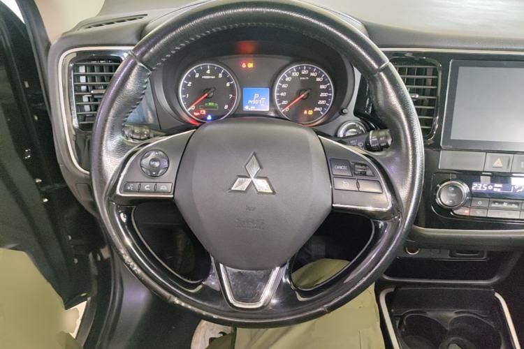 Used Mitsubishi Outlander 2018 2.0L Two-Wheel-Drive Jiale Edition 7-Seater Steering Wheel