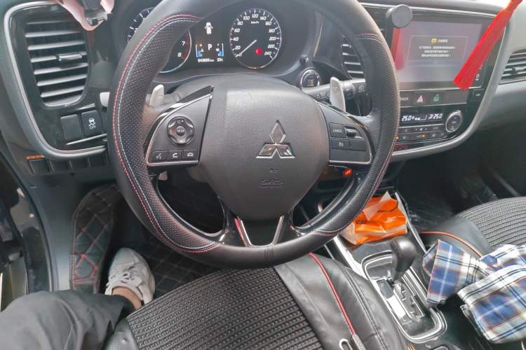 Used Mitsubishi Outlander 2018 2.4L 4x4 Luxury Edition 7-Seater Steering Wheel