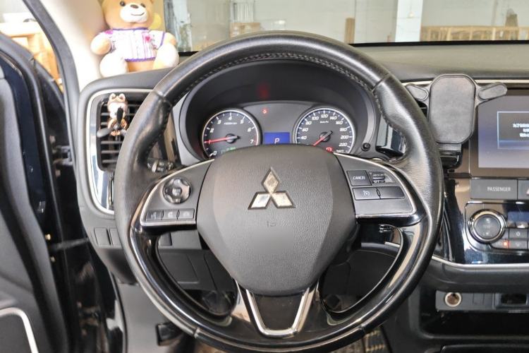 Used Mitsubishi Outlander 2018 2.0L Two-Wheel Drive Glory Edition 5 Seats Steering Wheel