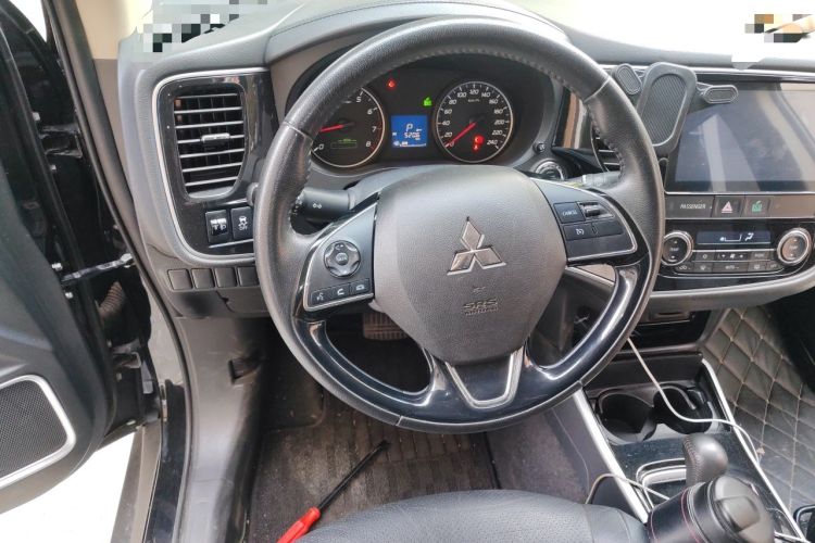 Used Mitsubishi Outlander 2018 2.0L Two-Wheel Drive Glory Edition 5 Seats Steering Wheel