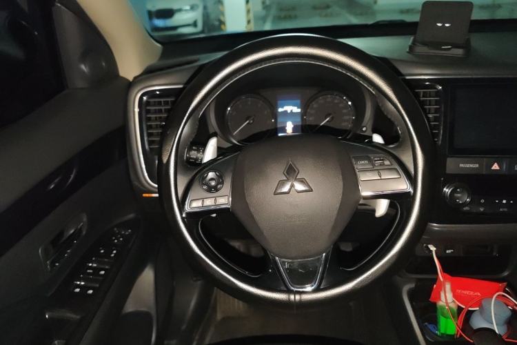 Used Mitsubishi Outlander 2018 2.4L 4x4 Elite Edition 5 Seats Steering Wheel