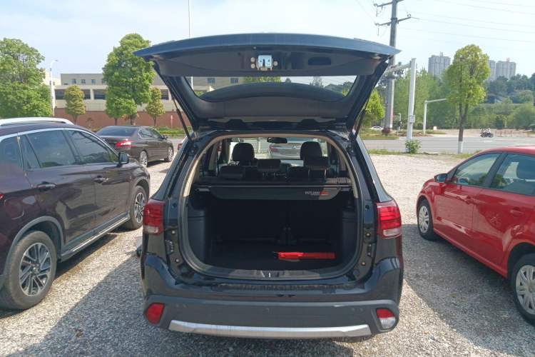 Used Mitsubishi Outlander 2018 2.0L Two-Wheel Drive Glory Edition 5 Seats Trunk