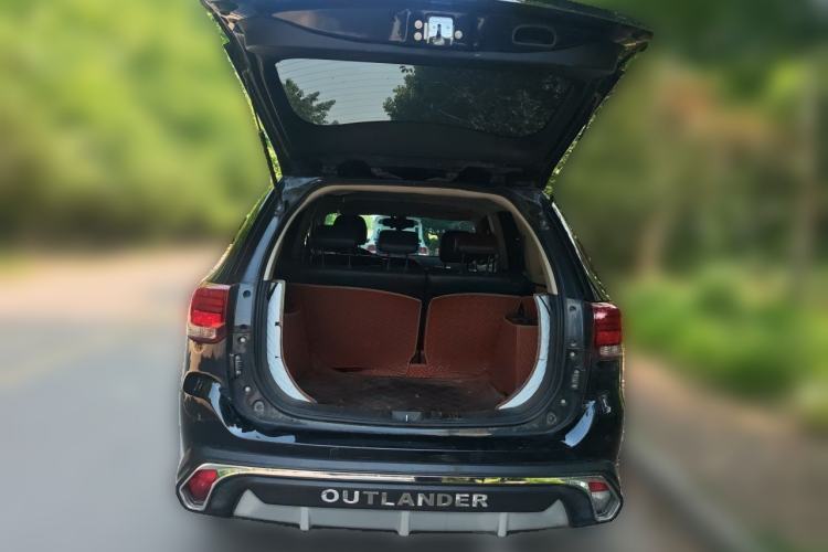 Used Mitsubishi Outlander 2018 2.0L Two-Wheel Drive Glory Edition 5 Seats Trunk