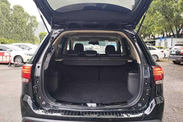 Used Mitsubishi Outlander 2018 2.4L 4x4 Elite Edition 5 Seats Trunk