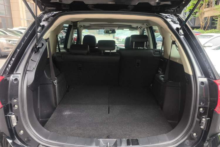 Used Mitsubishi Outlander 2018 2.4L 4x4 Luxury Edition 7-Seater Trunk