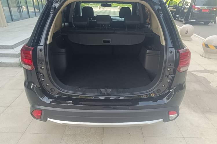 Used Mitsubishi Outlander 2018 2.0L Two-Wheel Drive Glory Edition 5 Seats Trunk