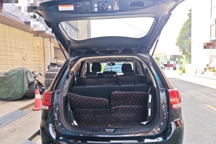 Used Mitsubishi Outlander 2018 2.4L 4x4 Luxury Edition 7-Seater Trunk