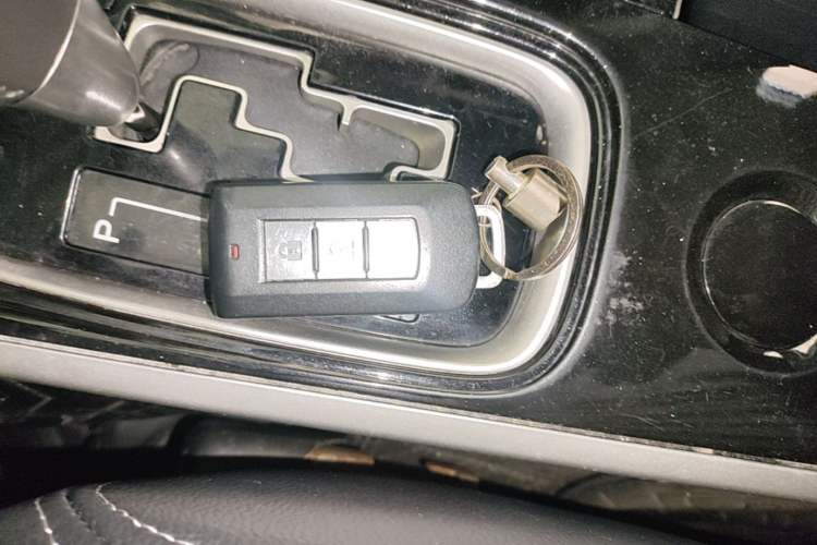 Used Mitsubishi Outlander 2018 2.0L Two-Wheel-Drive Jiale Edition 7-Seater Vehicle Key