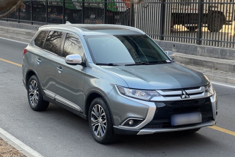 Used Mitsubishi Outlander 2018 2.0L Two-Wheel Drive Glory Edition 5 Seats Exterior 3