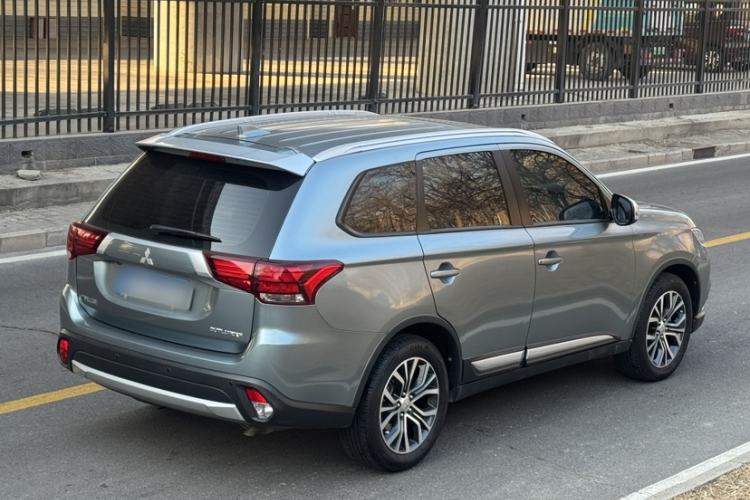 Used Mitsubishi Outlander 2018 2.0L Two-Wheel Drive Glory Edition 5 Seats Exterior 4