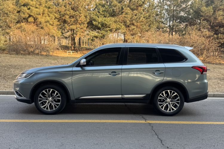 Used Mitsubishi Outlander 2018 2.0L Two-Wheel Drive Glory Edition 5 Seats Exterior 5