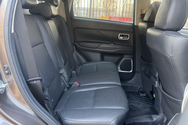 Used Mitsubishi Outlander 2018 2.0L Two-Wheel Drive Glory Edition 5 Seats Interior 2