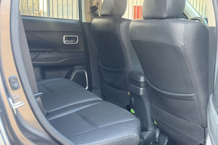 Used Mitsubishi Outlander 2018 2.0L Two-Wheel Drive Glory Edition 5 Seats Interior 4