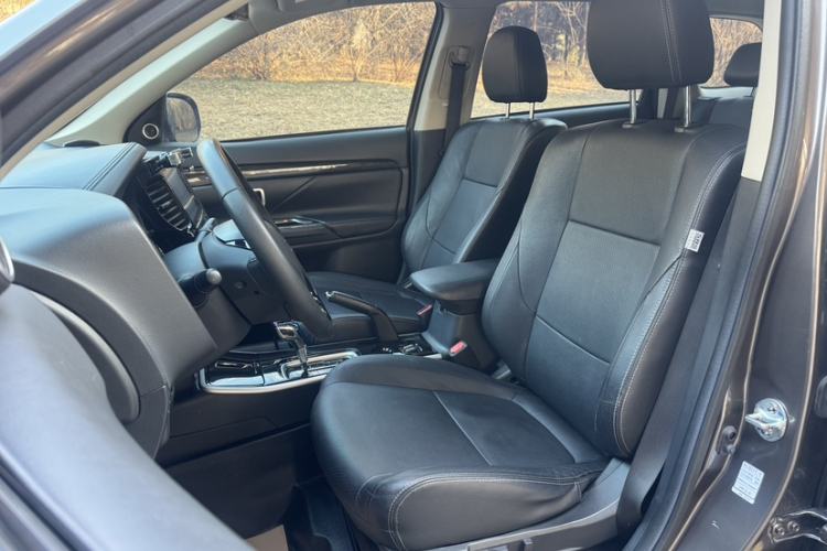 Used Mitsubishi Outlander 2018 2.0L Two-Wheel Drive Glory Edition 5 Seats Left Front Seat