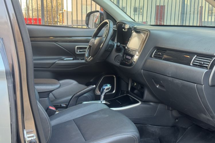 Used Mitsubishi Outlander 2018 2.0L Two-Wheel Drive Glory Edition 5 Seats Right Front Seat