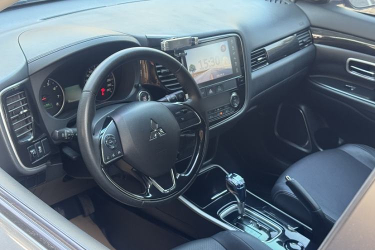 Used Mitsubishi Outlander 2018 2.0L Two-Wheel Drive Glory Edition 5 Seats Steering Wheel