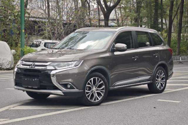 Ojetý Mitsubishi Outlander 2018 2.0L Two-Wheel Drive Glory Edition 5 Seats