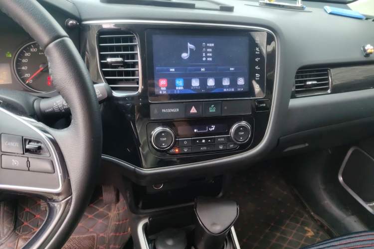 Used Mitsubishi Outlander 2018 2.0L Two-Wheel Drive Glory Edition 5 Seats Audio And AC Panel