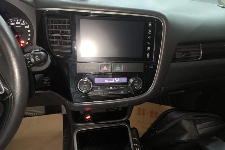 Used Mitsubishi Outlander 2018 2.0L Two-Wheel-Drive Jiale Edition 7-Seater Audio And AC Panel