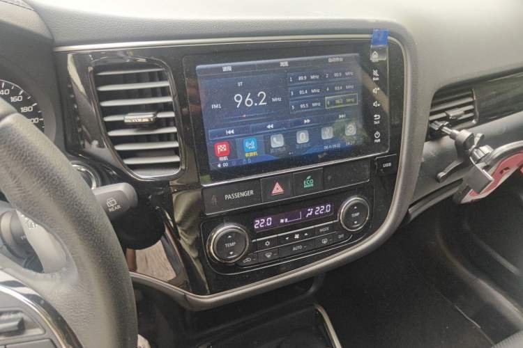 Used Mitsubishi Outlander 2018 2.4L 4x4 Luxury Edition 7-Seater Audio And AC Panel