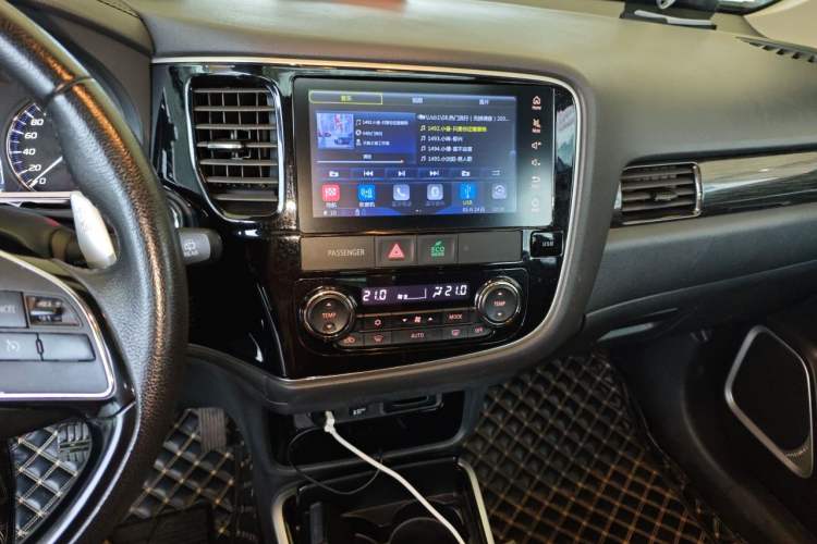 Used Mitsubishi Outlander 2018 2.4L 4x4 Elite Edition 5 Seats Audio And AC Panel