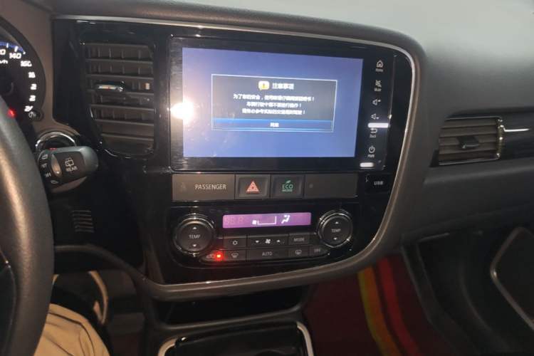 Used Mitsubishi Outlander 2018 2.4L 4x4 Elite Edition 5 Seats Audio And AC Panel