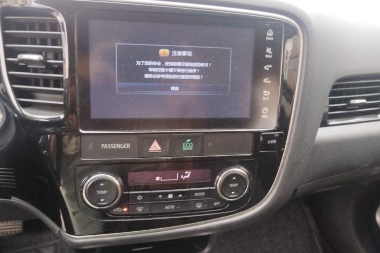 Used Mitsubishi Outlander 2018 2.4L 4x4 Luxury Edition 7-Seater Audio And AC Panel