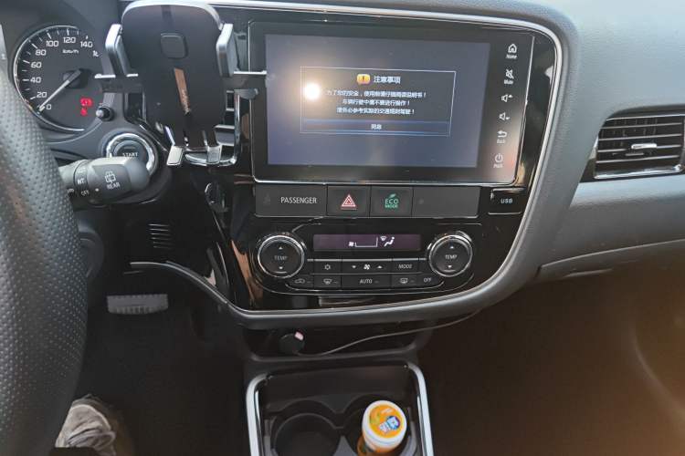 Used Mitsubishi Outlander 2018 2.4L 4x4 Luxury Edition 7-Seater Audio And AC Panel