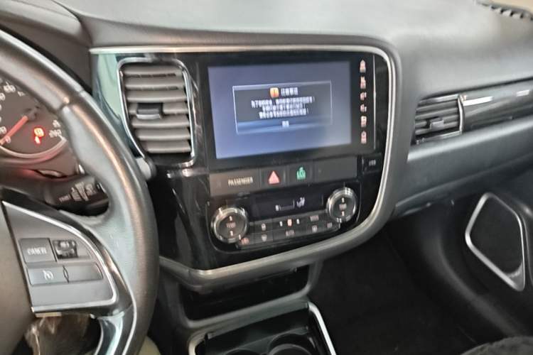 Used Mitsubishi Outlander 2018 2.0L Two-Wheel-Drive Jiale Edition 7-Seater Audio And AC Panel