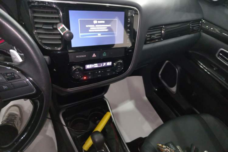 Used Mitsubishi Outlander 2018 2.4L 4x4 Elite Edition 5 Seats Audio And AC Panel