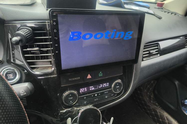 Used Mitsubishi Outlander 2018 2.4L 4x4 Luxury Edition 7-Seater Audio And AC Panel