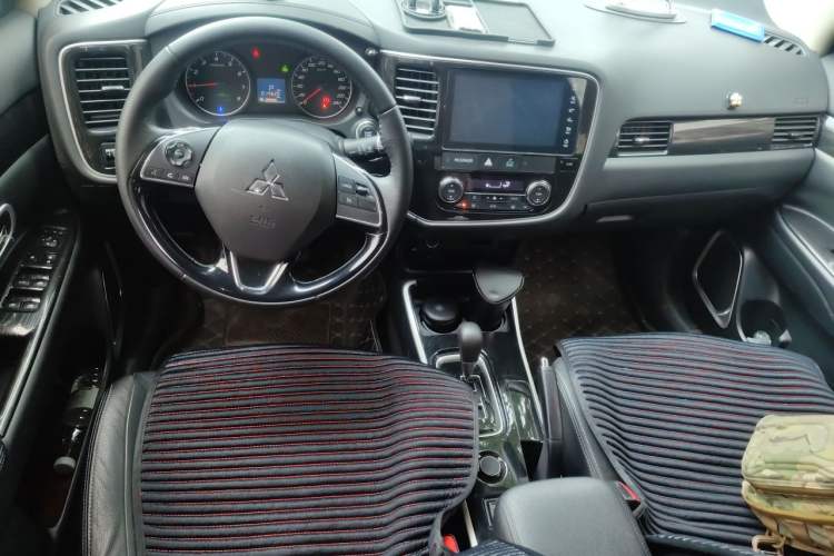 Used Mitsubishi Outlander 2018 2.0L Two-Wheel Drive Glory Edition 5 Seats Center Console