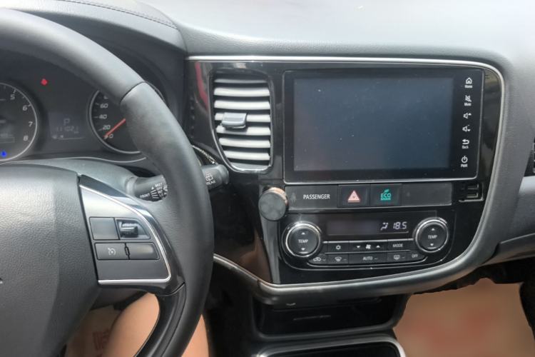 Used Mitsubishi Outlander 2018 2.0L Two-Wheel Drive Glory Edition 5 Seats Center Console