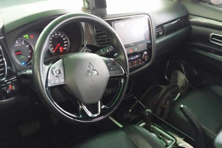 Used Mitsubishi Outlander 2018 2.0L Two-Wheel Drive Glory Edition 5 Seats Center Console