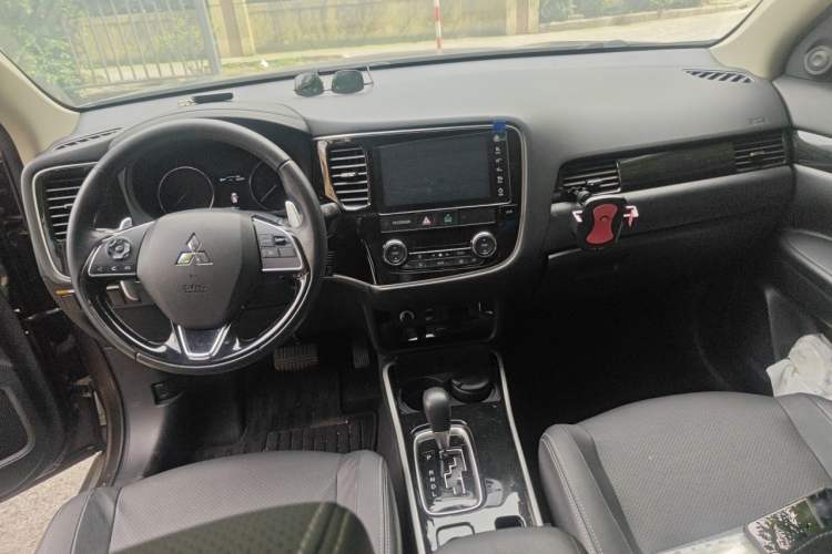 Used Mitsubishi Outlander 2018 2.4L 4x4 Luxury Edition 7-Seater Center Console