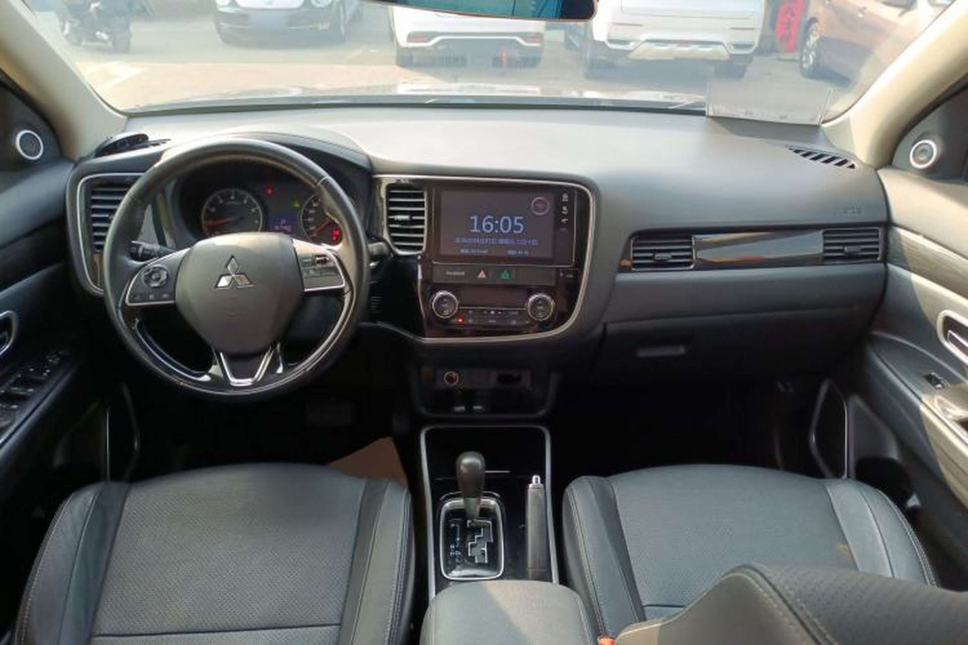 Used Mitsubishi Outlander 2018 2.0L Two-Wheel-Drive Jiale Edition 7-Seater Center Console