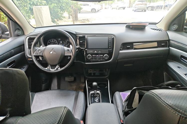 Used Mitsubishi Outlander 2018 2.4L 4x4 Elite Edition 5 Seats Center Console