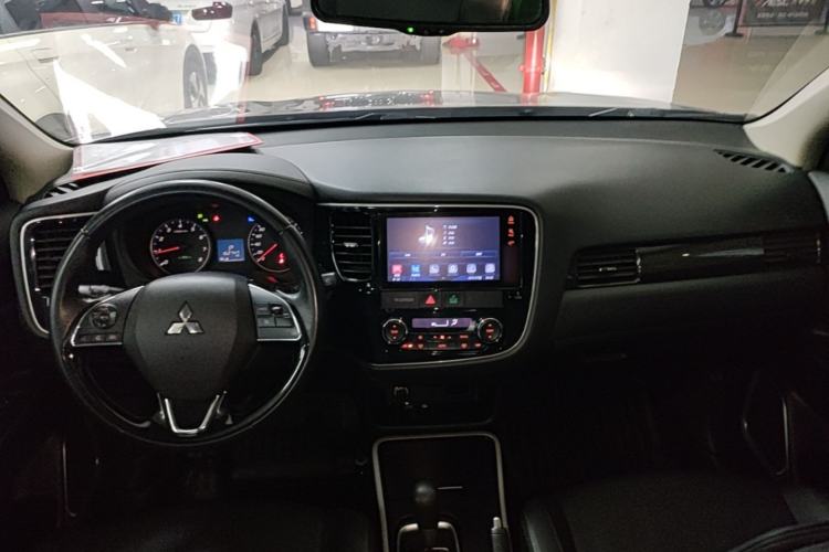 Used Mitsubishi Outlander 2018 2.0L Two-Wheel Drive Glory Edition 5 Seats Center Console