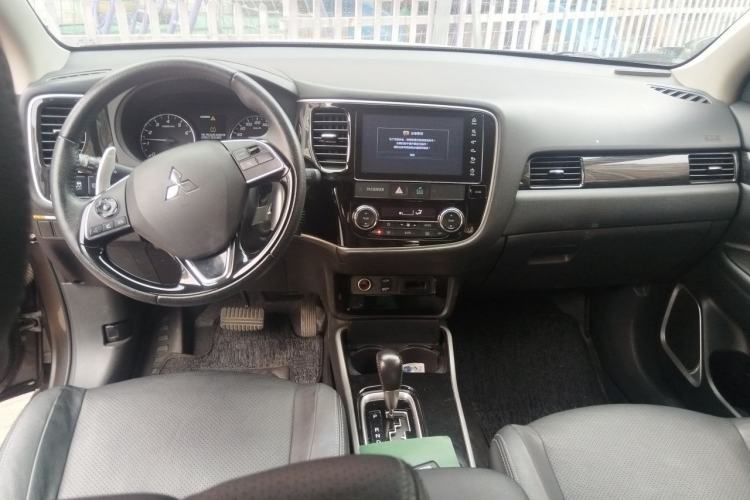 Used Mitsubishi Outlander 2018 2.4L 4x4 Luxury Edition 7-Seater Center Console