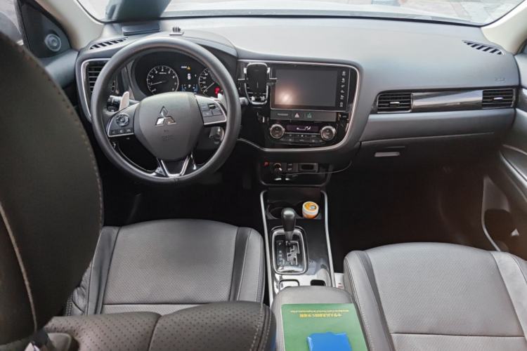 Used Mitsubishi Outlander 2018 2.4L 4x4 Luxury Edition 7-Seater Center Console