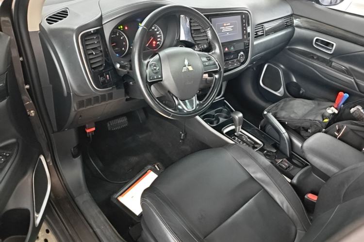 Used Mitsubishi Outlander 2018 2.0L Two-Wheel-Drive Jiale Edition 7-Seater Center Console