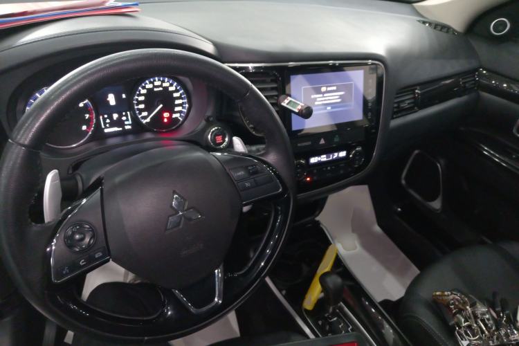 Used Mitsubishi Outlander 2018 2.4L 4x4 Elite Edition 5 Seats Center Console