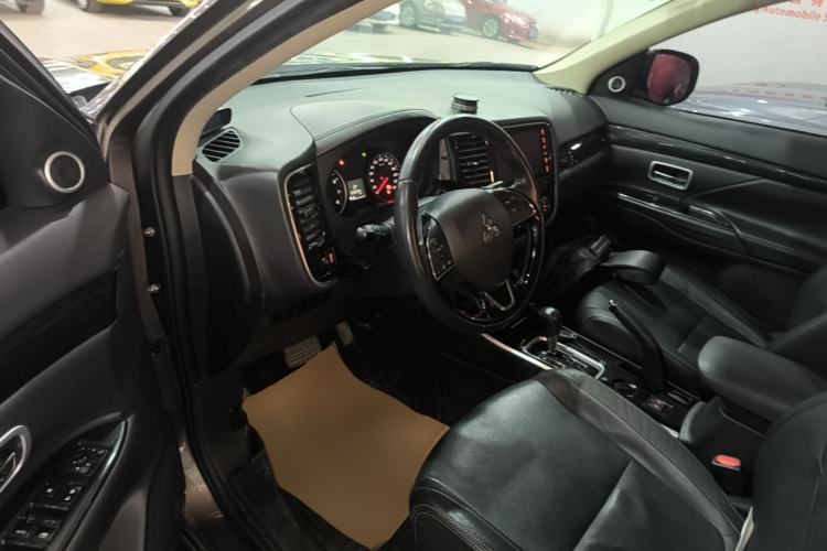 Used Mitsubishi Outlander 2018 2.0L Two-Wheel-Drive Jiale Edition 7-Seater Driver Seat