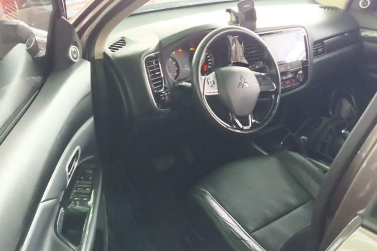 Used Mitsubishi Outlander 2018 2.0L Two-Wheel Drive Glory Edition 5 Seats Driver Seat