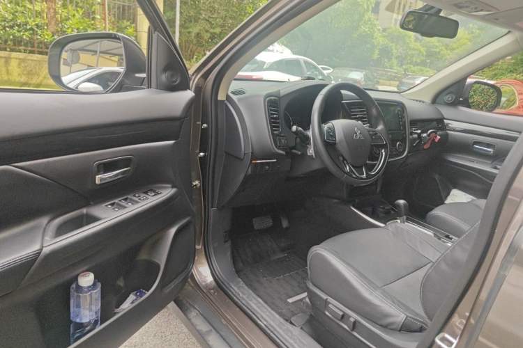 Used Mitsubishi Outlander 2018 2.4L 4x4 Luxury Edition 7-Seater Driver Seat