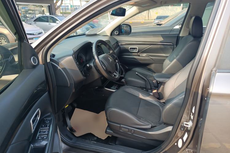 Used Mitsubishi Outlander 2018 2.0L Two-Wheel-Drive Jiale Edition 7-Seater Driver Seat