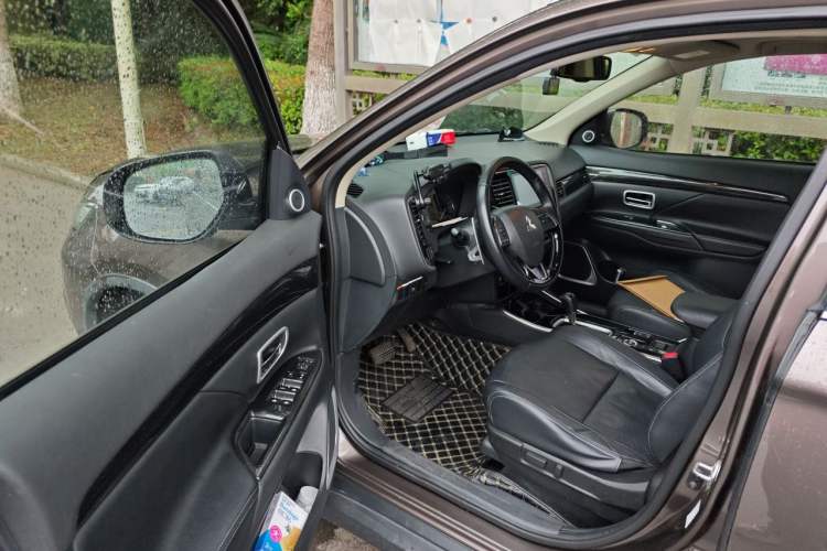 Used Mitsubishi Outlander 2018 2.4L 4x4 Elite Edition 5 Seats Driver Seat