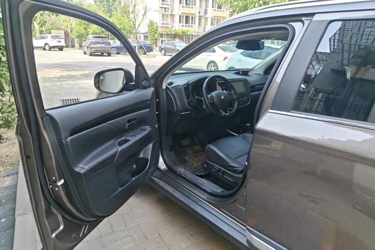 Used Mitsubishi Outlander 2018 2.4L 4x4 Elite Edition 5 Seats Driver Seat