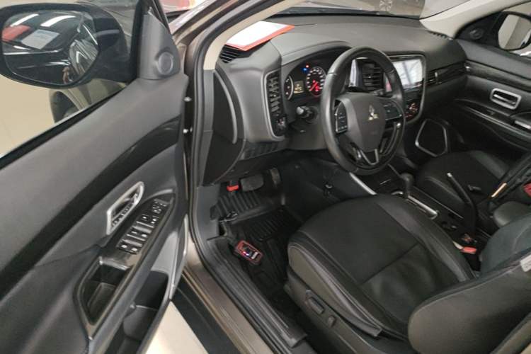 Used Mitsubishi Outlander 2018 2.0L Two-Wheel Drive Glory Edition 5 Seats Driver Seat